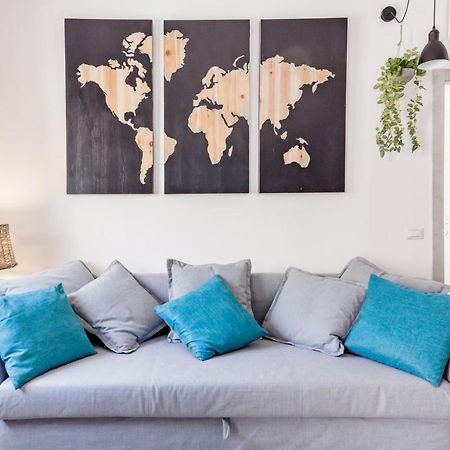 Open The Classic Wooden Shutters At A Cozy City Nest Флоренция Екстериор снимка
