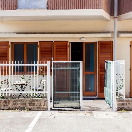 Open The Classic Wooden Shutters At A Cozy City Nest Флоренция Екстериор снимка