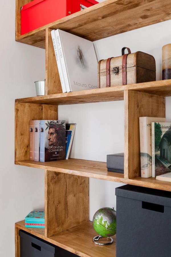 Open The Classic Wooden Shutters At A Cozy City Nest Флоренция Екстериор снимка