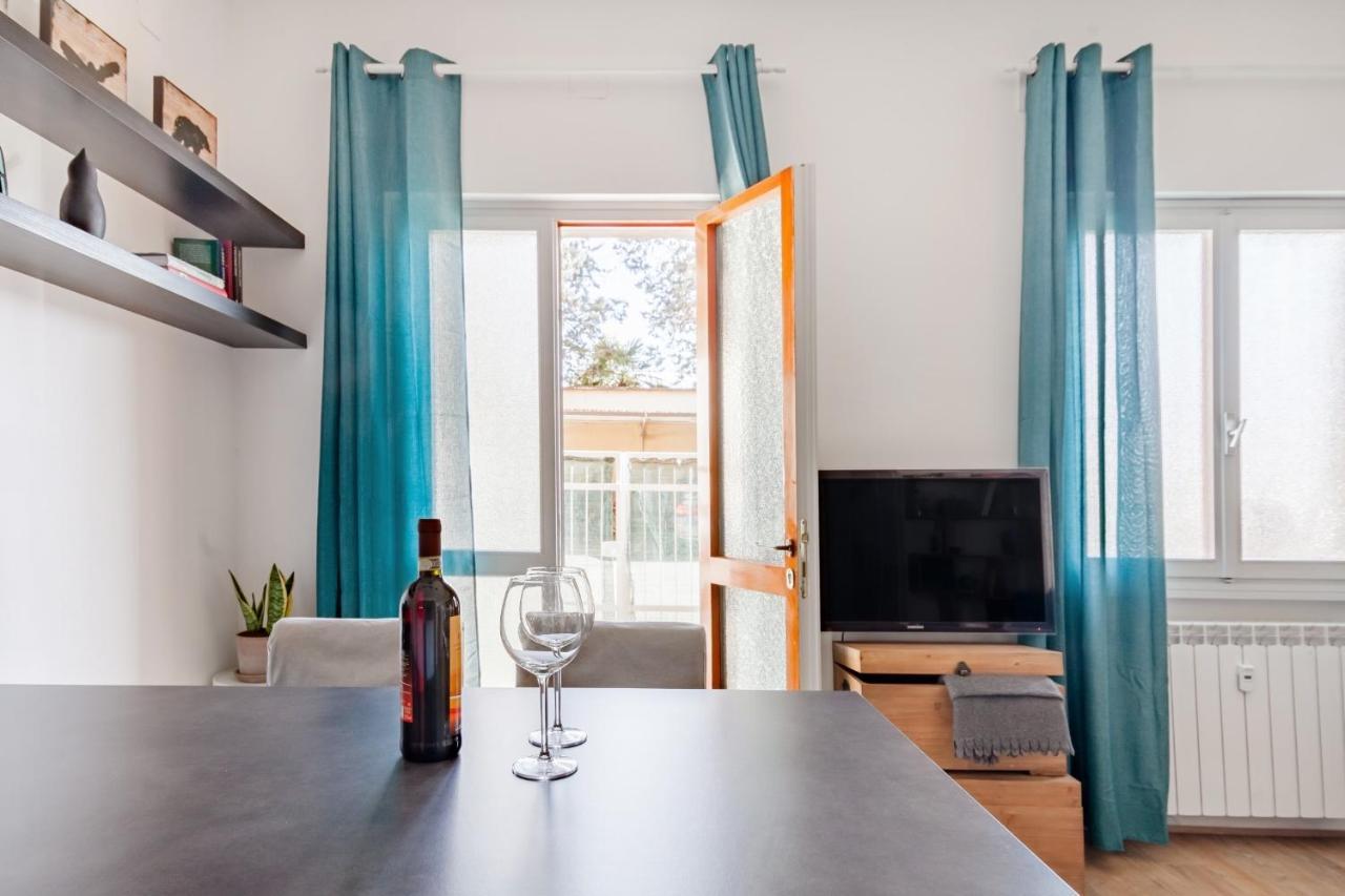 Open The Classic Wooden Shutters At A Cozy City Nest Флоренция Екстериор снимка