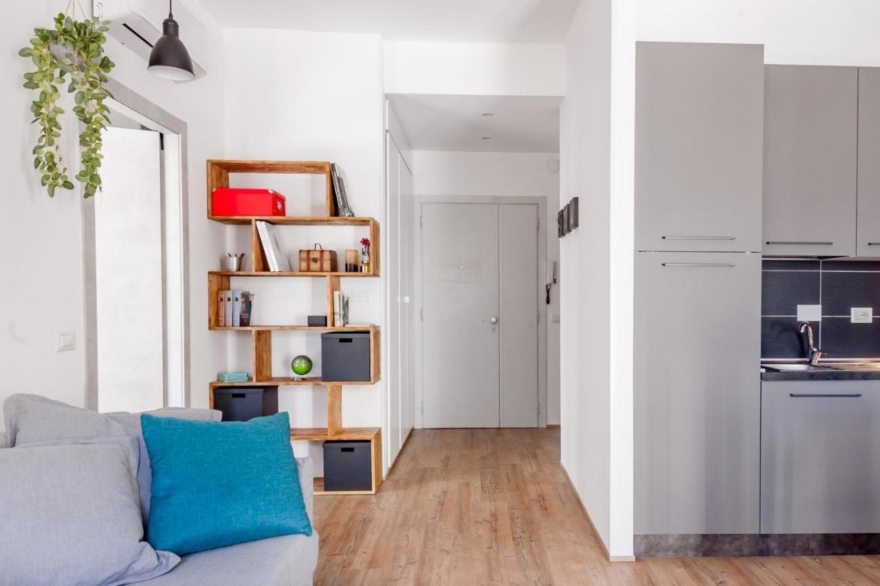 Open The Classic Wooden Shutters At A Cozy City Nest Флоренция Екстериор снимка