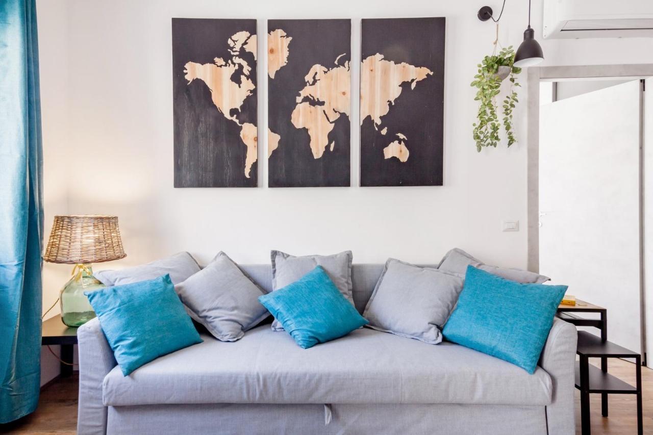 Open The Classic Wooden Shutters At A Cozy City Nest Флоренция Екстериор снимка