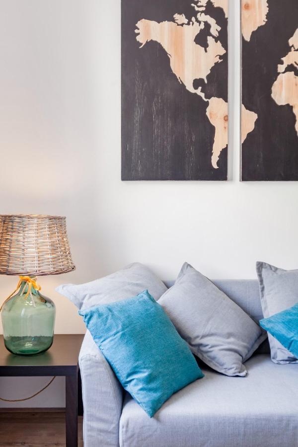 Open The Classic Wooden Shutters At A Cozy City Nest Флоренция Екстериор снимка