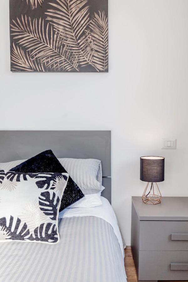Open The Classic Wooden Shutters At A Cozy City Nest Флоренция Екстериор снимка
