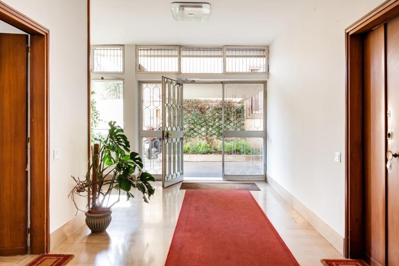 Open The Classic Wooden Shutters At A Cozy City Nest Флоренция Екстериор снимка