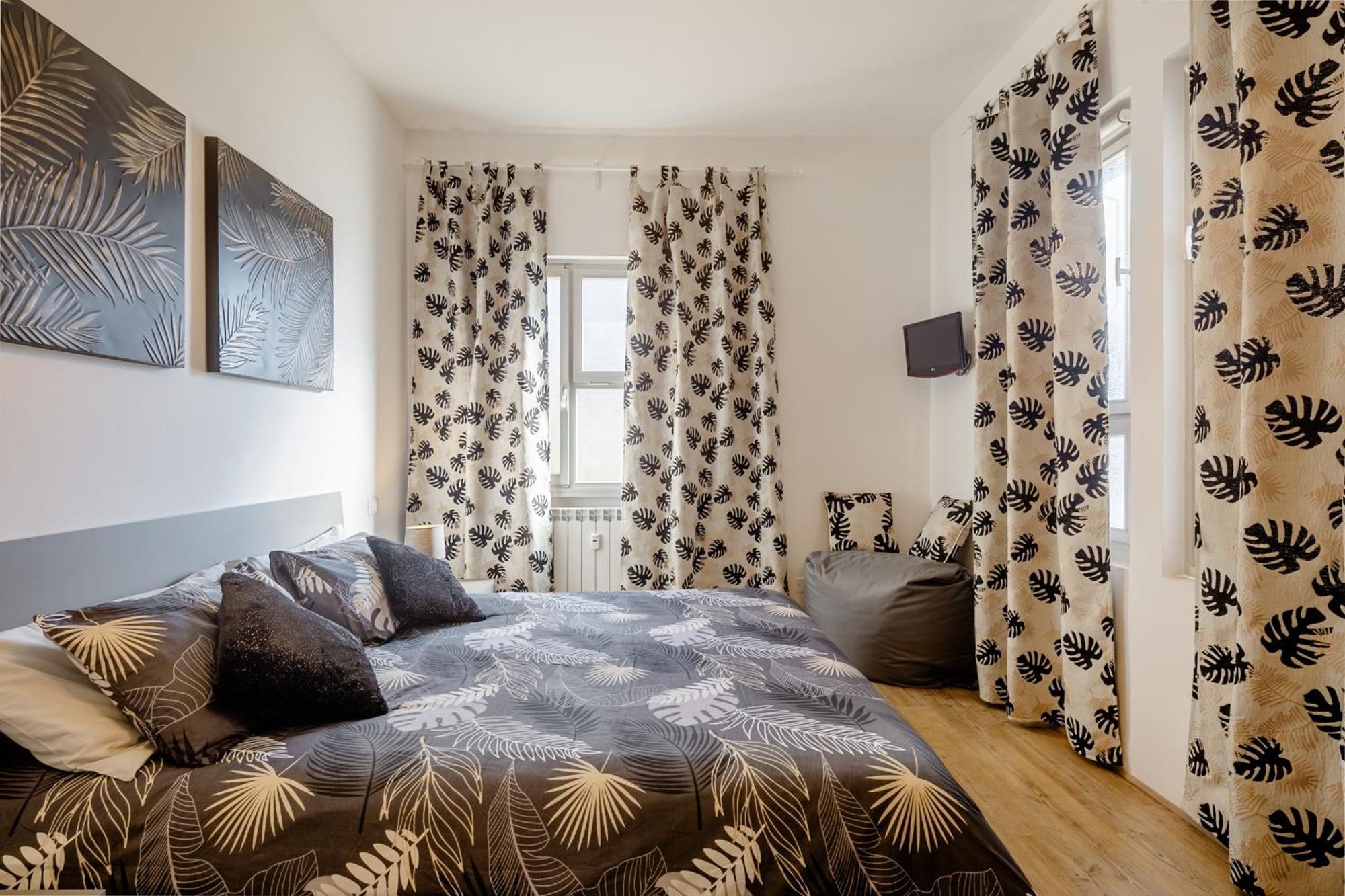 Open The Classic Wooden Shutters At A Cozy City Nest Флоренция Екстериор снимка