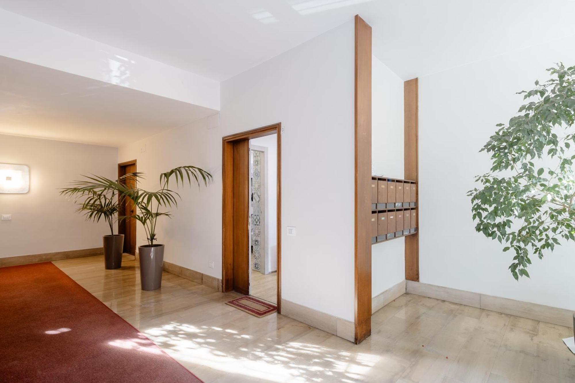 Open The Classic Wooden Shutters At A Cozy City Nest Флоренция Екстериор снимка