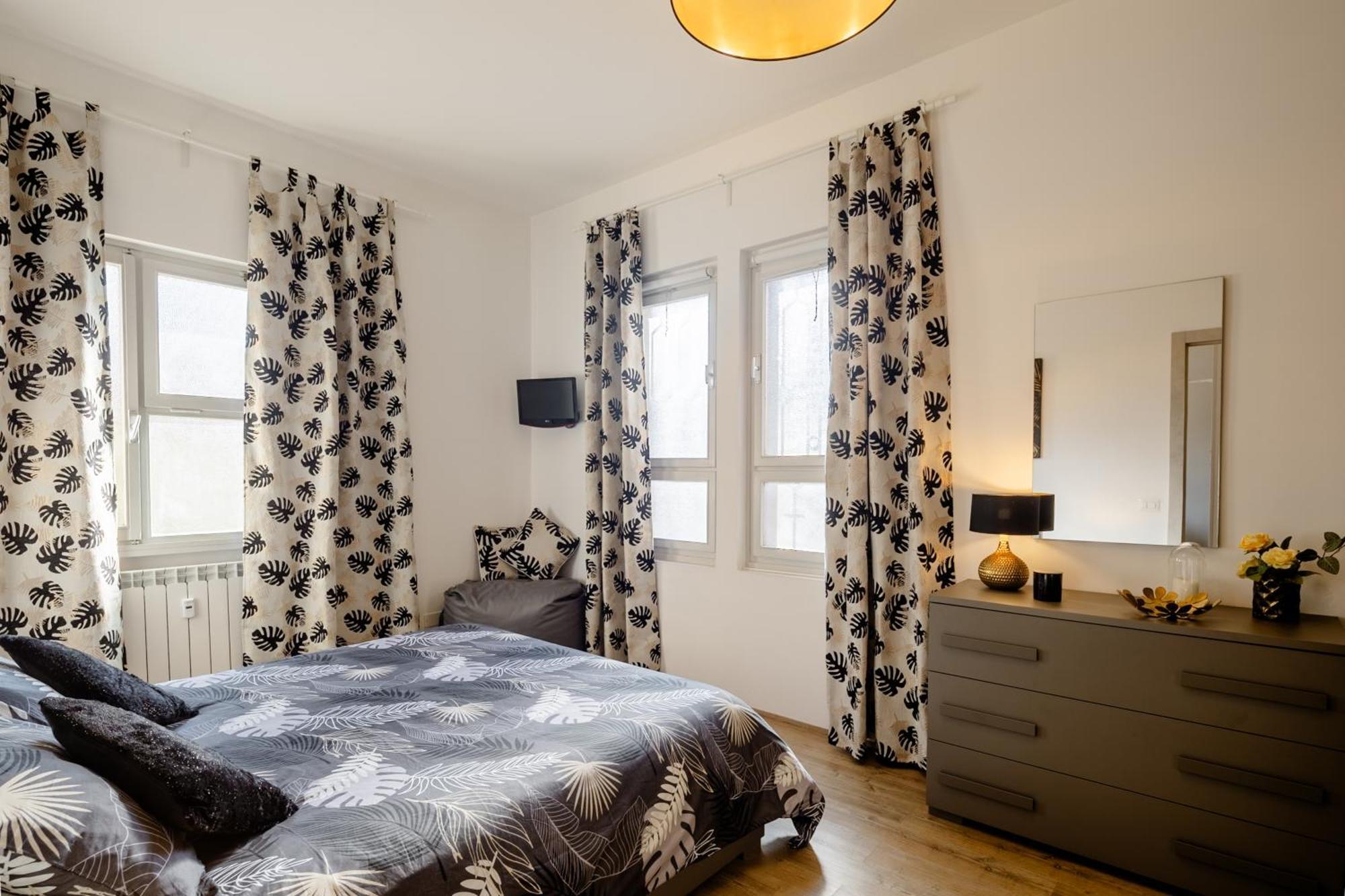 Open The Classic Wooden Shutters At A Cozy City Nest Флоренция Екстериор снимка