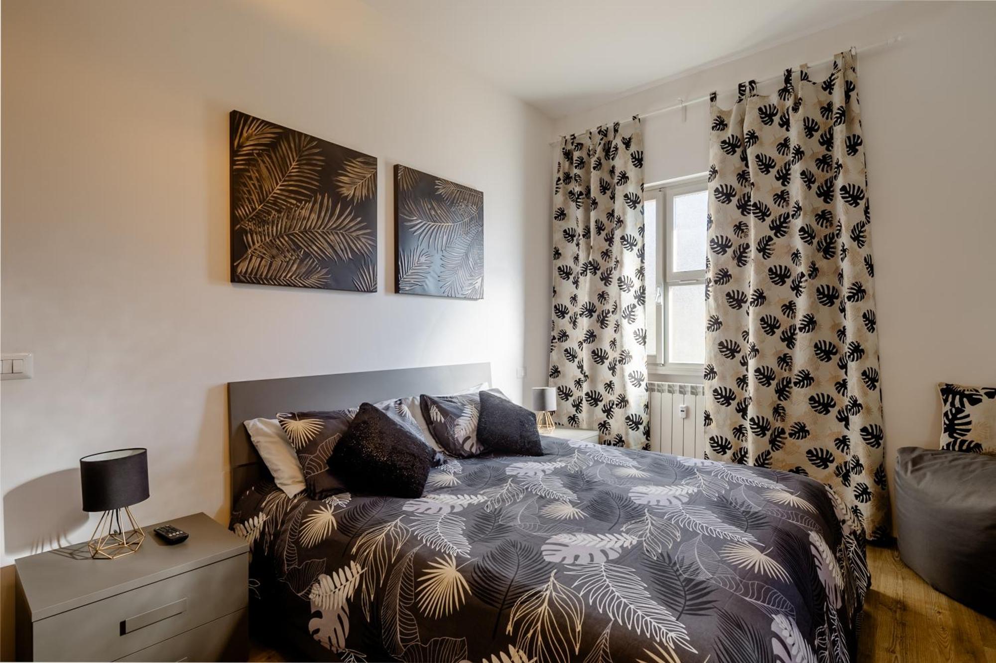 Open The Classic Wooden Shutters At A Cozy City Nest Флоренция Екстериор снимка