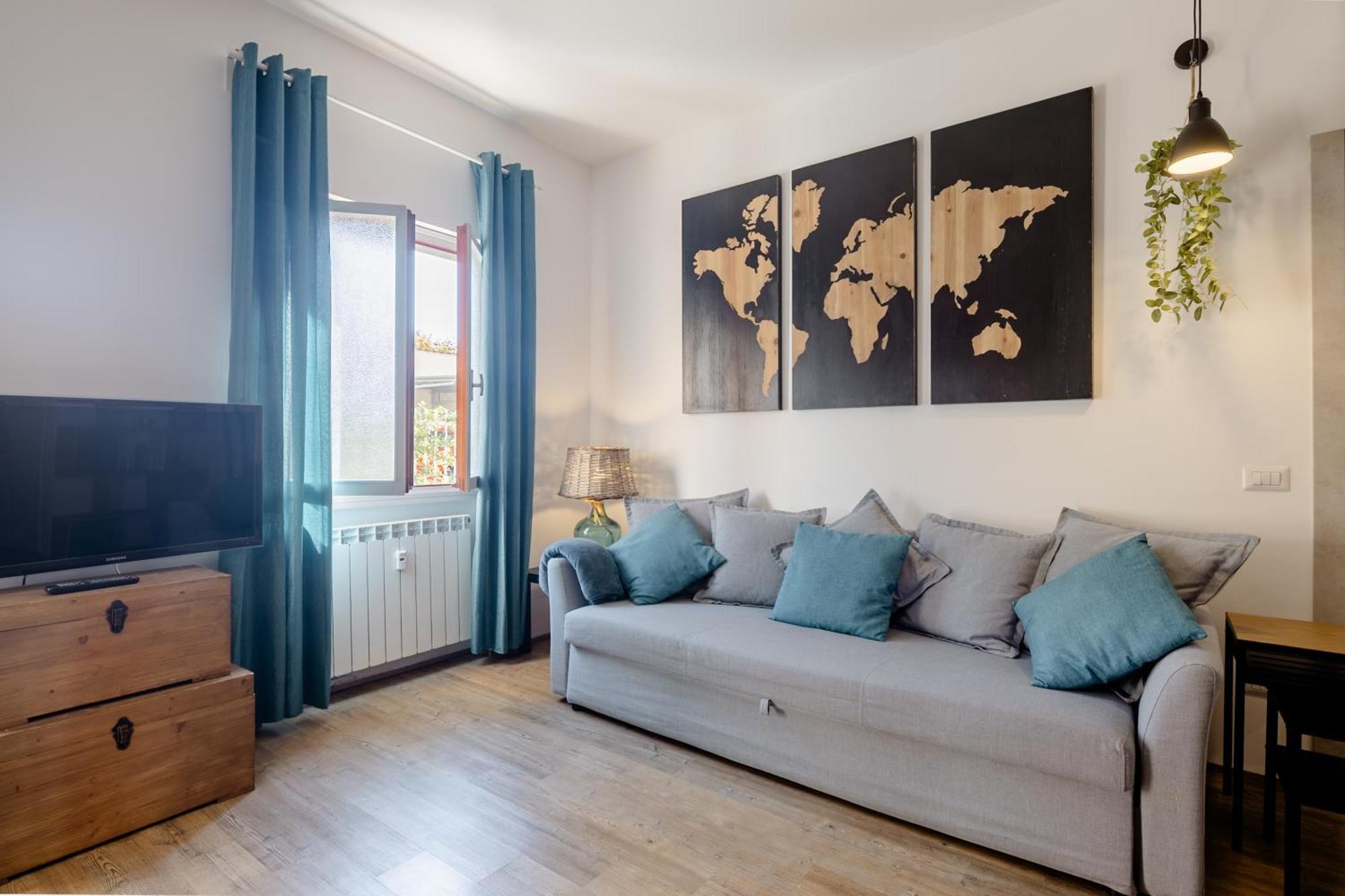 Open The Classic Wooden Shutters At A Cozy City Nest Флоренция Екстериор снимка