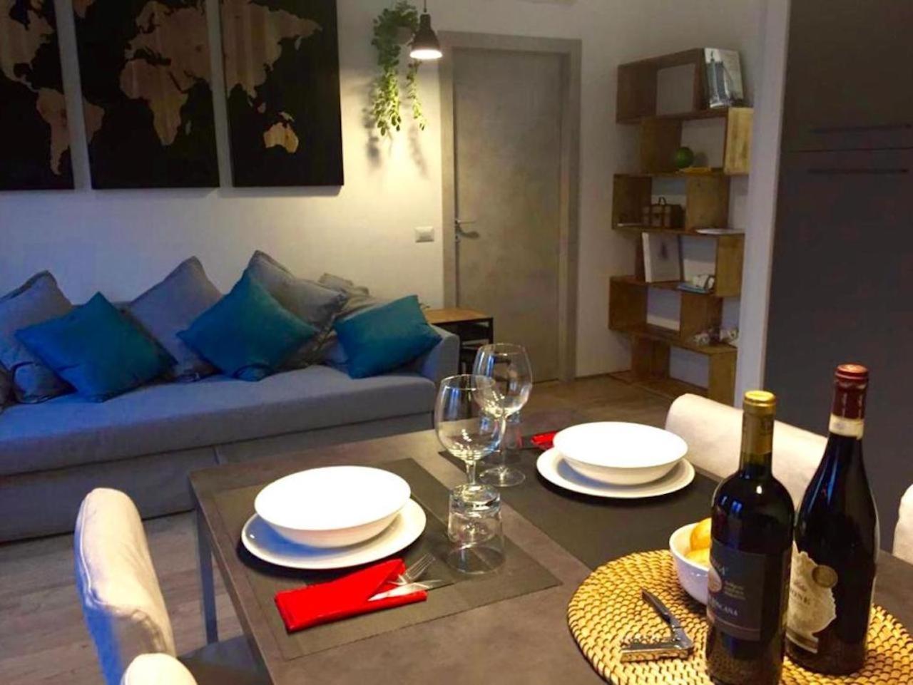 Open The Classic Wooden Shutters At A Cozy City Nest Флоренция Екстериор снимка