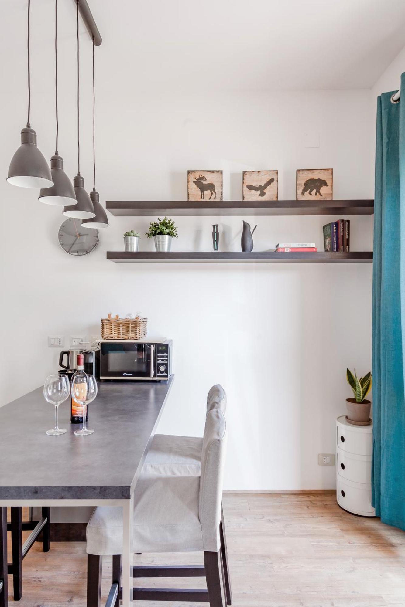 Open The Classic Wooden Shutters At A Cozy City Nest Флоренция Екстериор снимка