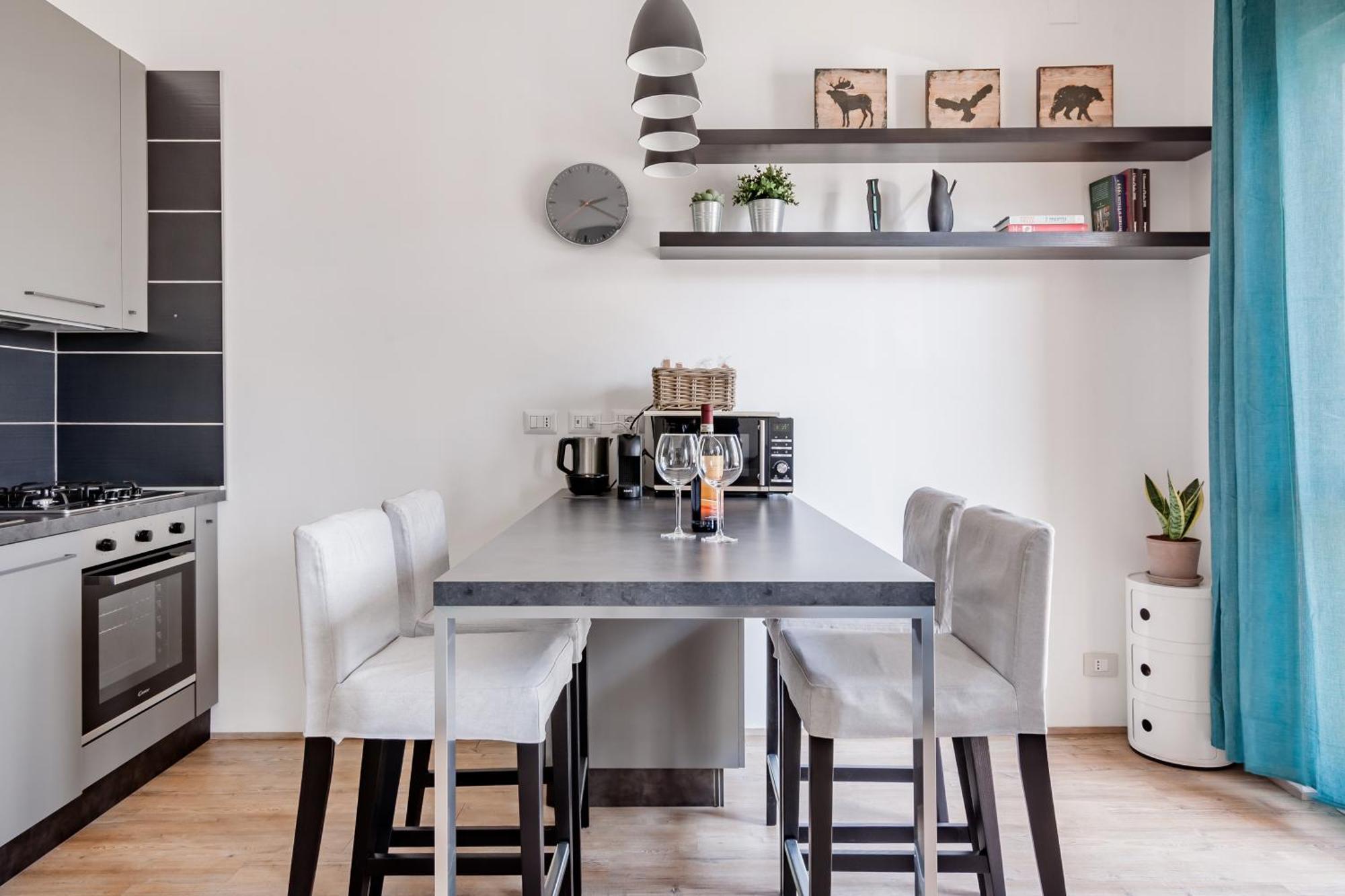Open The Classic Wooden Shutters At A Cozy City Nest Флоренция Екстериор снимка
