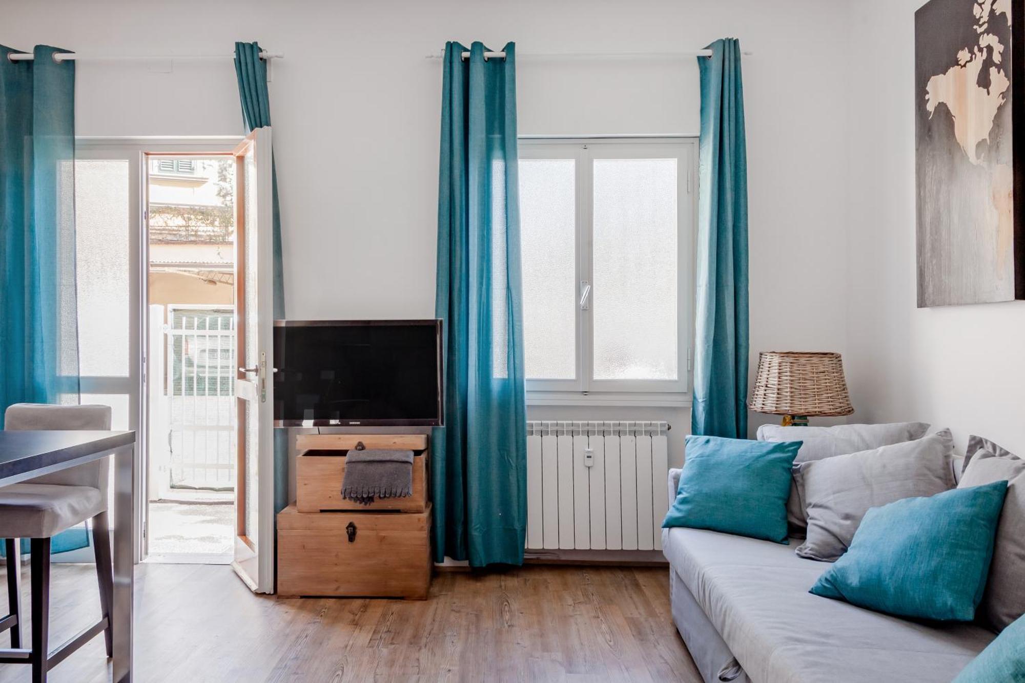Open The Classic Wooden Shutters At A Cozy City Nest Флоренция Екстериор снимка