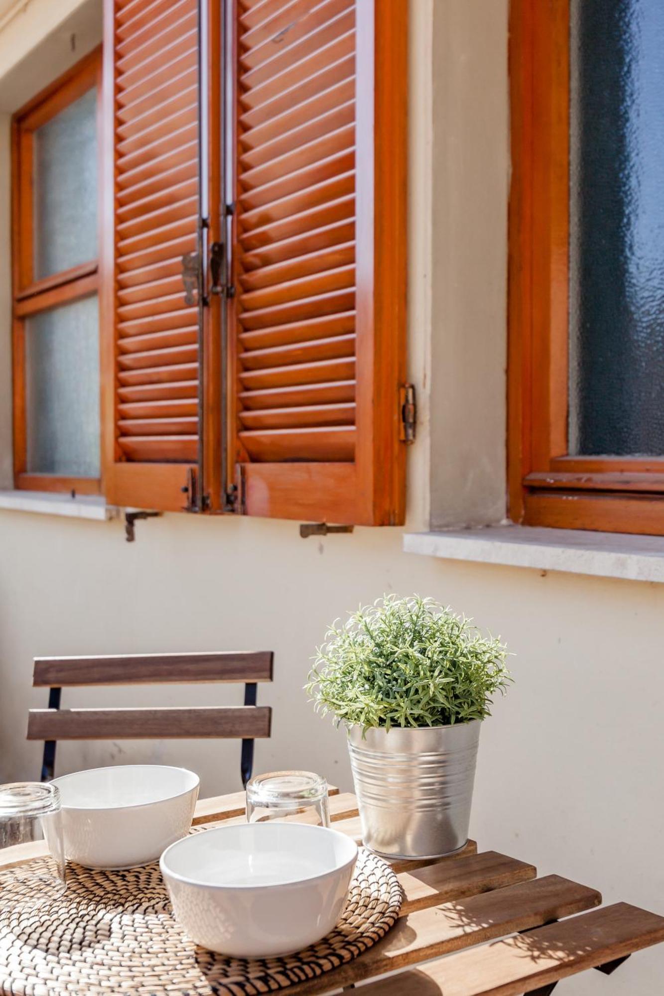 Open The Classic Wooden Shutters At A Cozy City Nest Флоренция Екстериор снимка