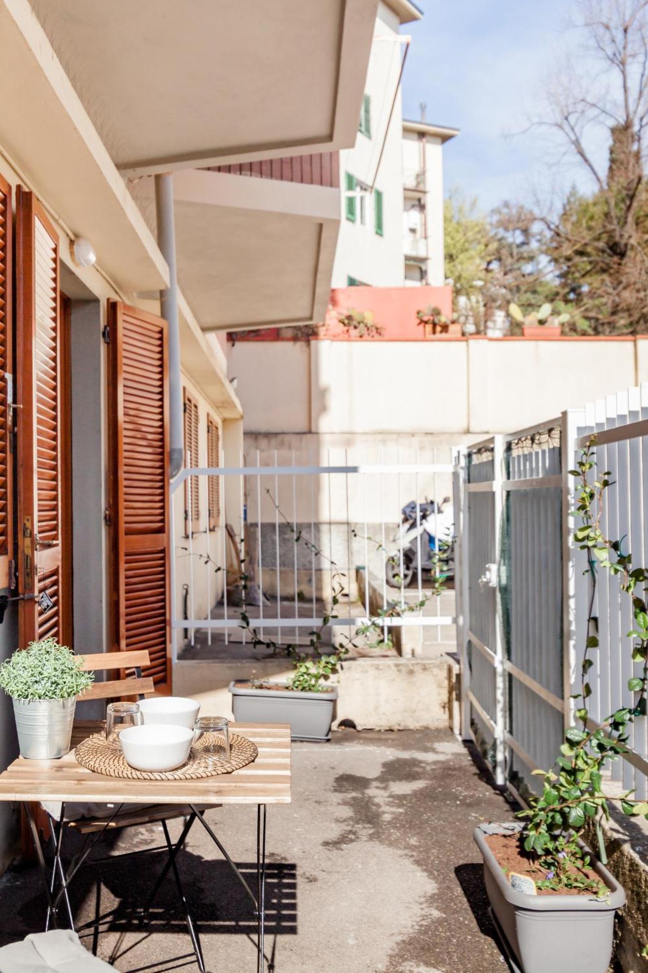 Open The Classic Wooden Shutters At A Cozy City Nest Флоренция Екстериор снимка