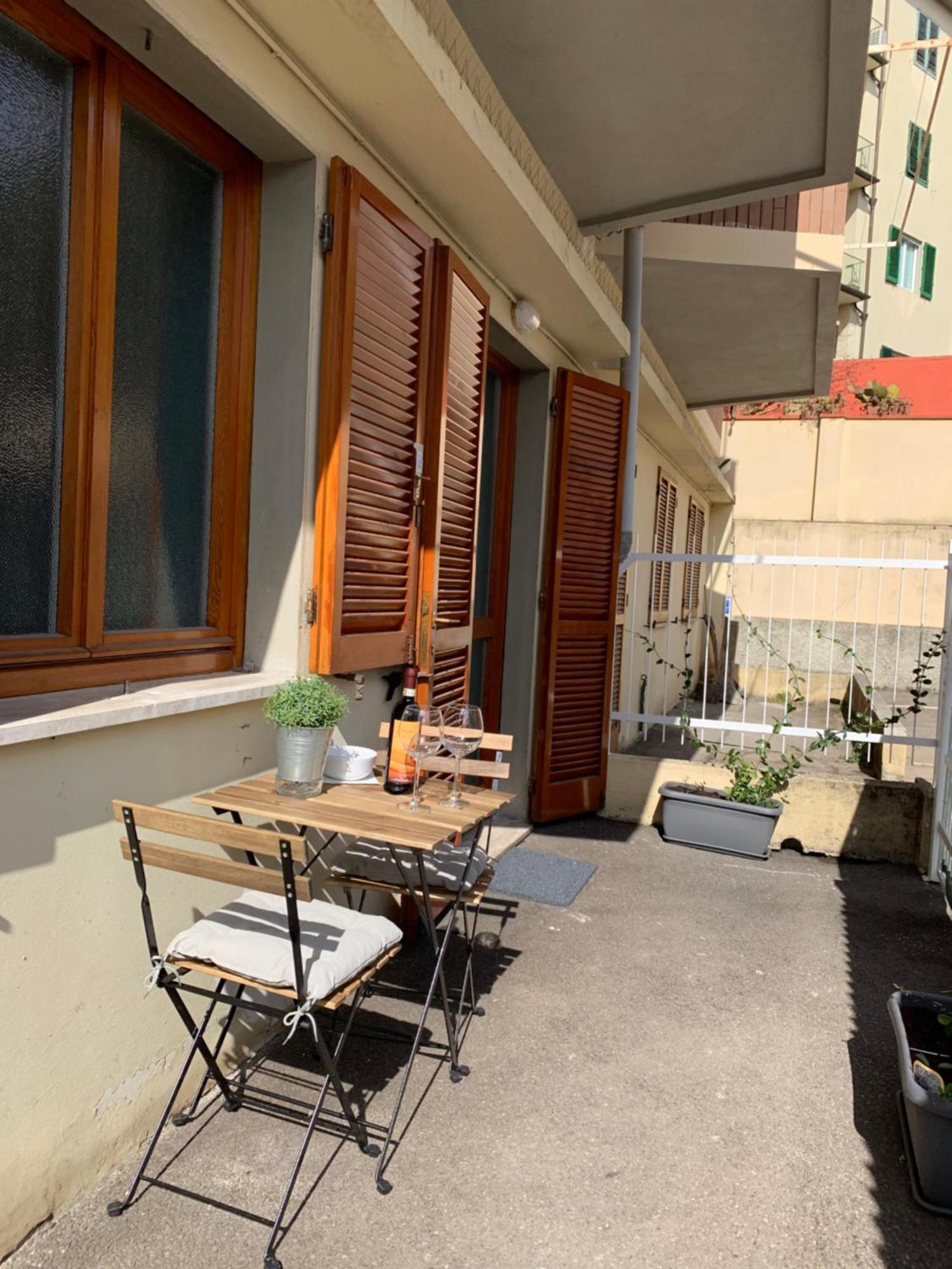 Open The Classic Wooden Shutters At A Cozy City Nest Флоренция Екстериор снимка