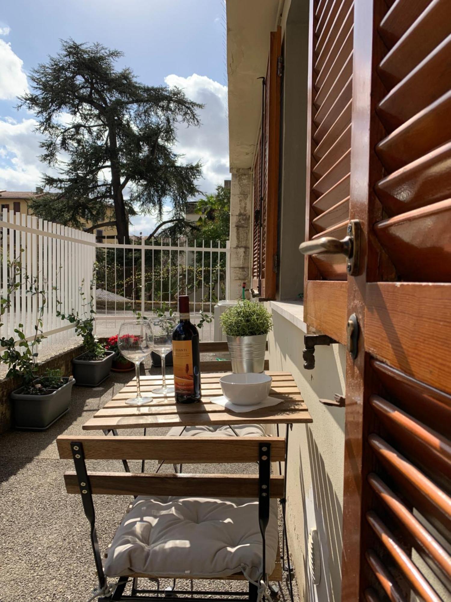 Open The Classic Wooden Shutters At A Cozy City Nest Флоренция Екстериор снимка