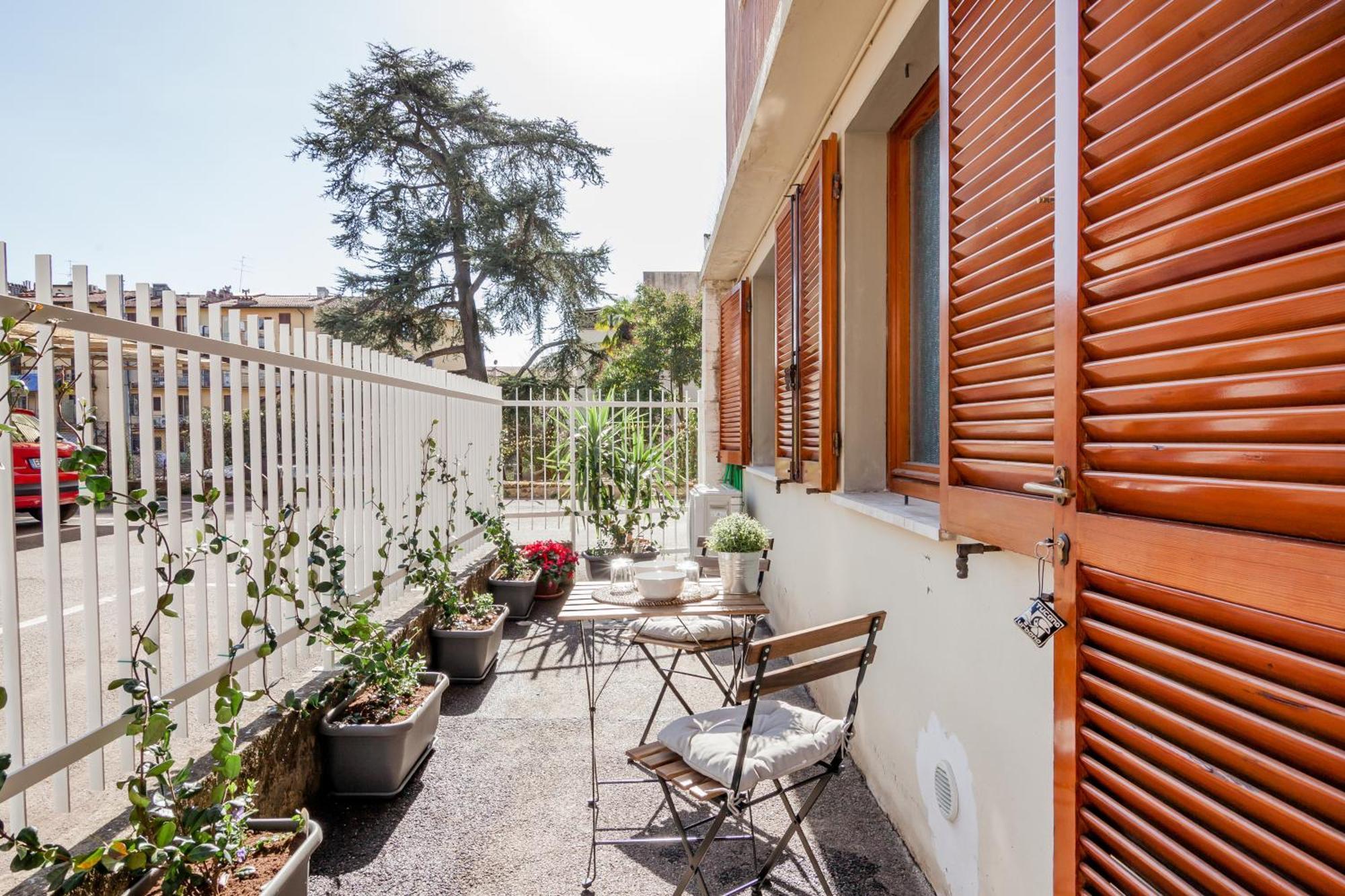 Open The Classic Wooden Shutters At A Cozy City Nest Флоренция Екстериор снимка