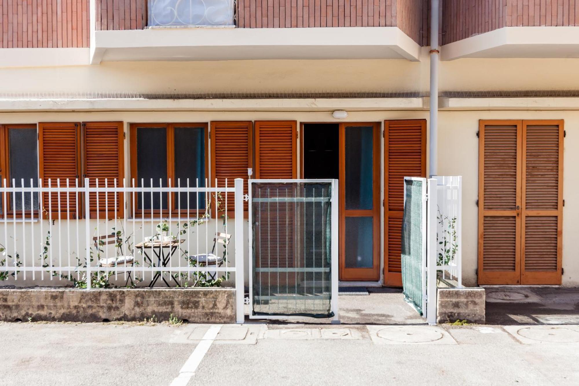 Open The Classic Wooden Shutters At A Cozy City Nest Флоренция Екстериор снимка