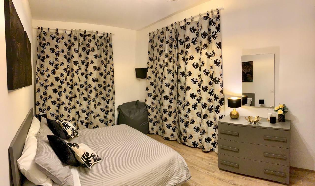 Open The Classic Wooden Shutters At A Cozy City Nest Флоренция Екстериор снимка