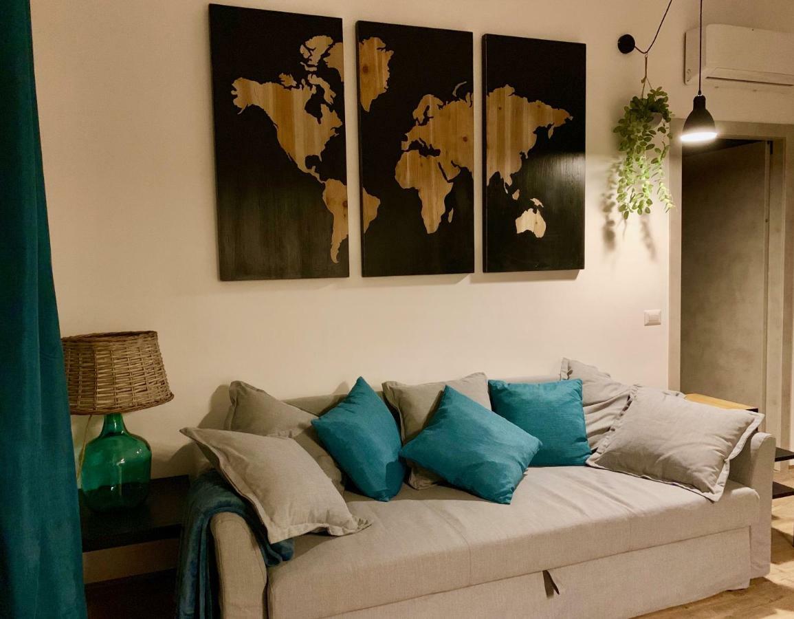Open The Classic Wooden Shutters At A Cozy City Nest Флоренция Екстериор снимка