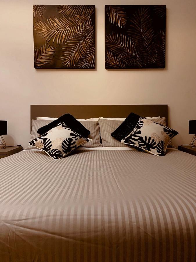 Open The Classic Wooden Shutters At A Cozy City Nest Флоренция Екстериор снимка