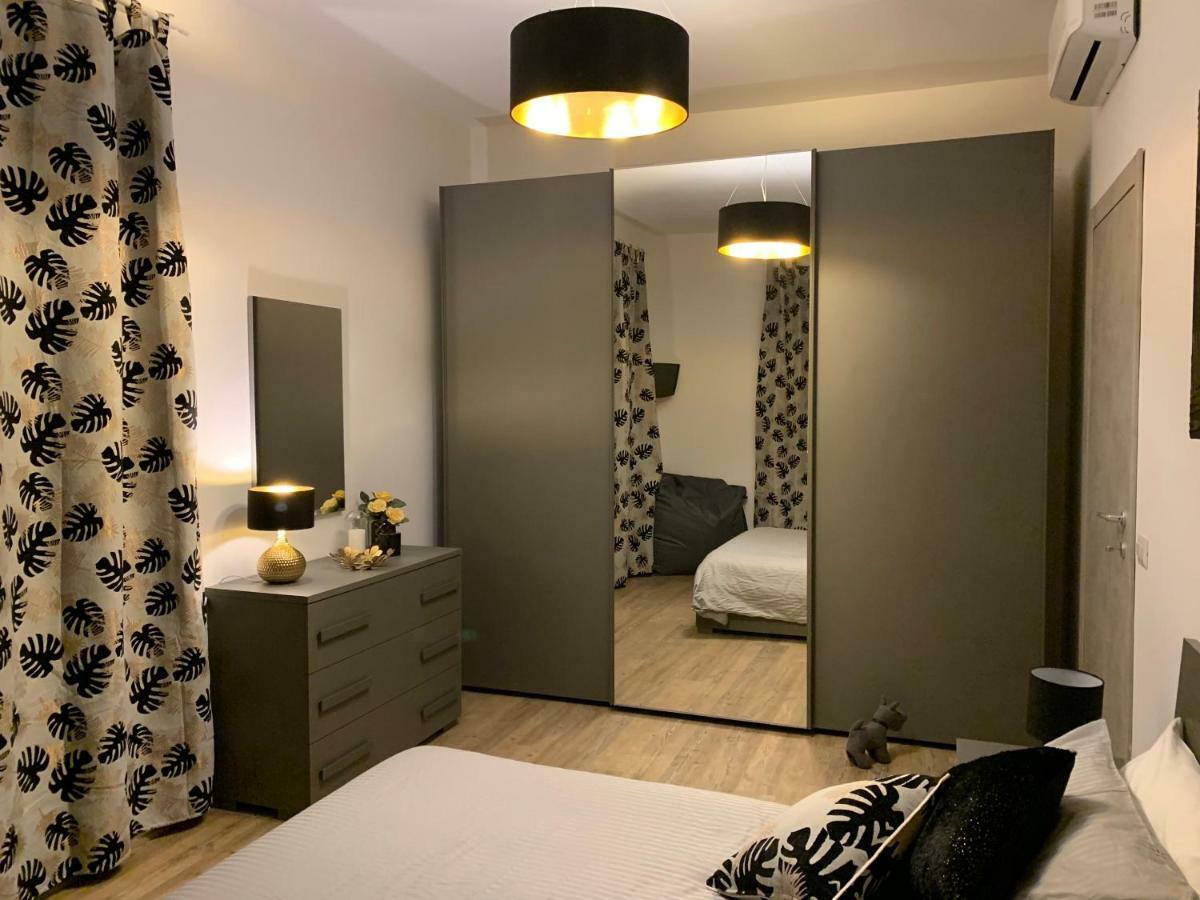 Open The Classic Wooden Shutters At A Cozy City Nest Флоренция Екстериор снимка