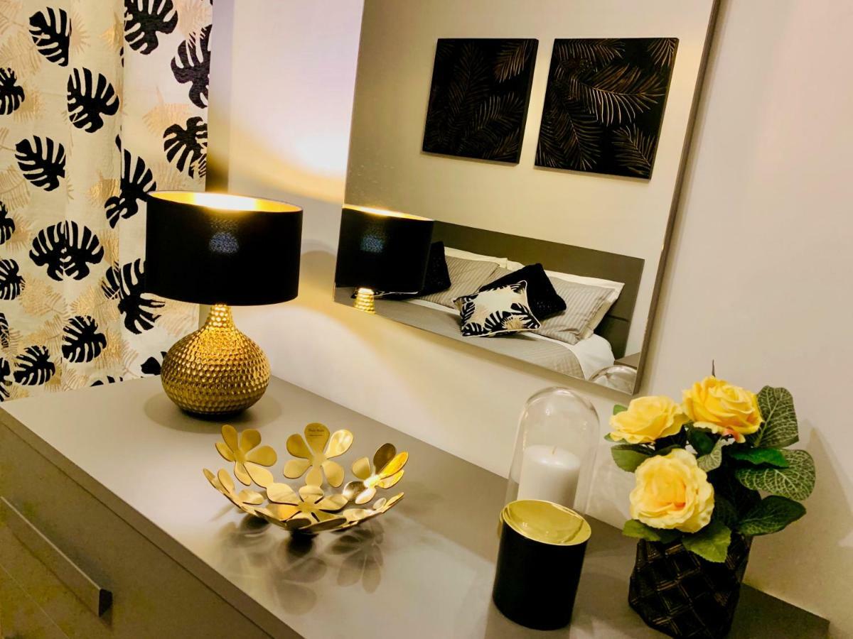 Open The Classic Wooden Shutters At A Cozy City Nest Флоренция Екстериор снимка