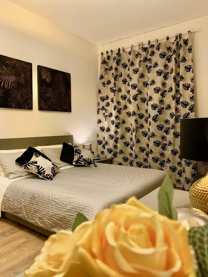 Open The Classic Wooden Shutters At A Cozy City Nest Флоренция Екстериор снимка