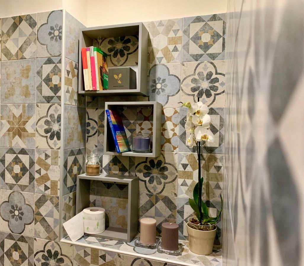 Open The Classic Wooden Shutters At A Cozy City Nest Флоренция Екстериор снимка