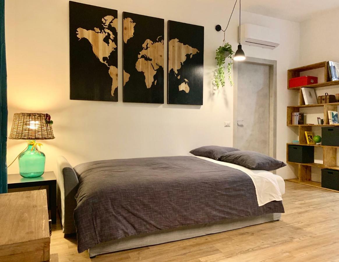 Open The Classic Wooden Shutters At A Cozy City Nest Флоренция Екстериор снимка
