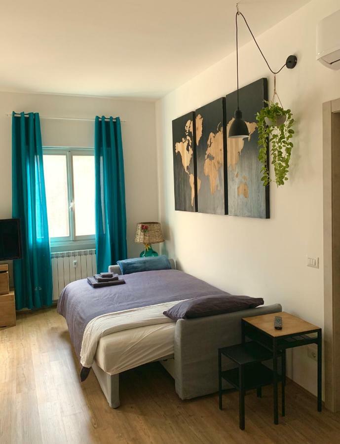 Open The Classic Wooden Shutters At A Cozy City Nest Флоренция Екстериор снимка