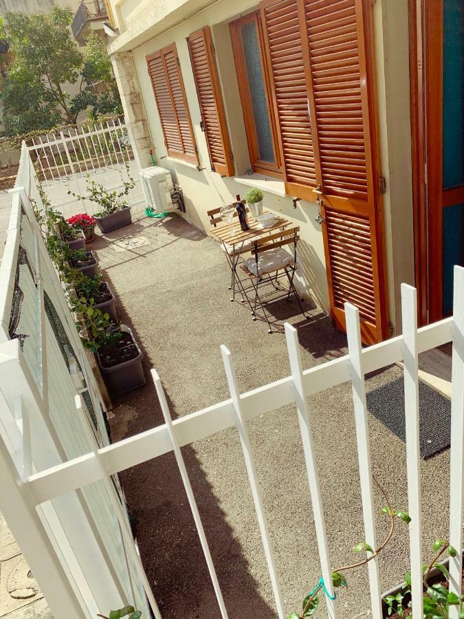 Open The Classic Wooden Shutters At A Cozy City Nest Флоренция Екстериор снимка