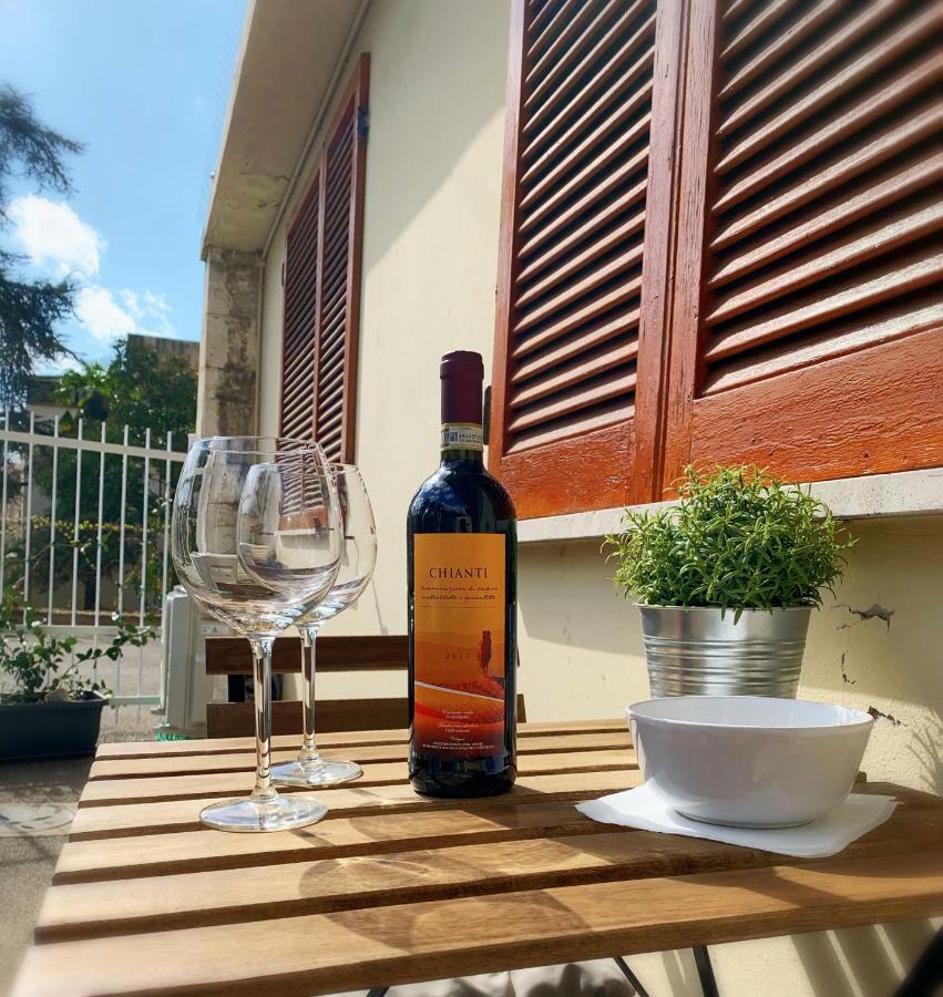 Open The Classic Wooden Shutters At A Cozy City Nest Флоренция Екстериор снимка