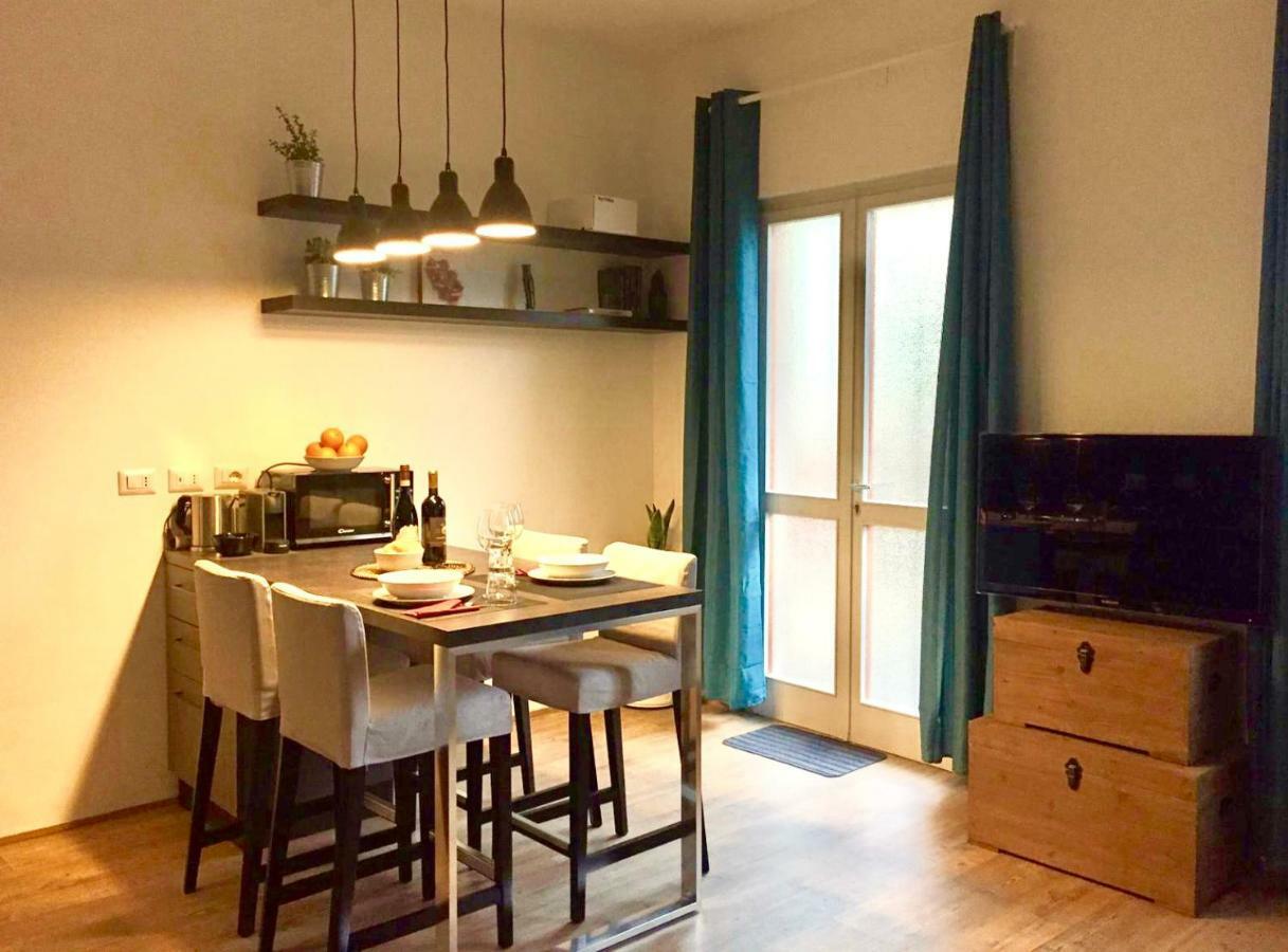 Open The Classic Wooden Shutters At A Cozy City Nest Флоренция Екстериор снимка