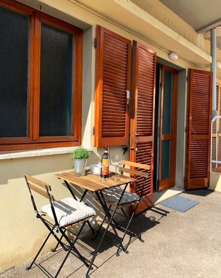Open The Classic Wooden Shutters At A Cozy City Nest Флоренция Екстериор снимка