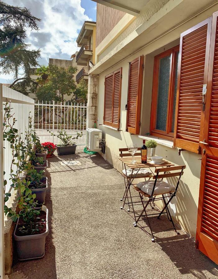 Open The Classic Wooden Shutters At A Cozy City Nest Флоренция Екстериор снимка